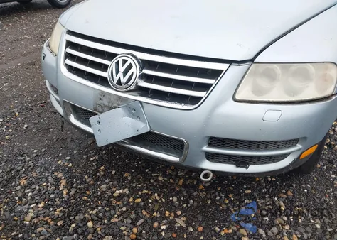 2004 Volkswagen Touareg V8 z USA, uszkodzony, nr VIN WVGEM77L04D054606